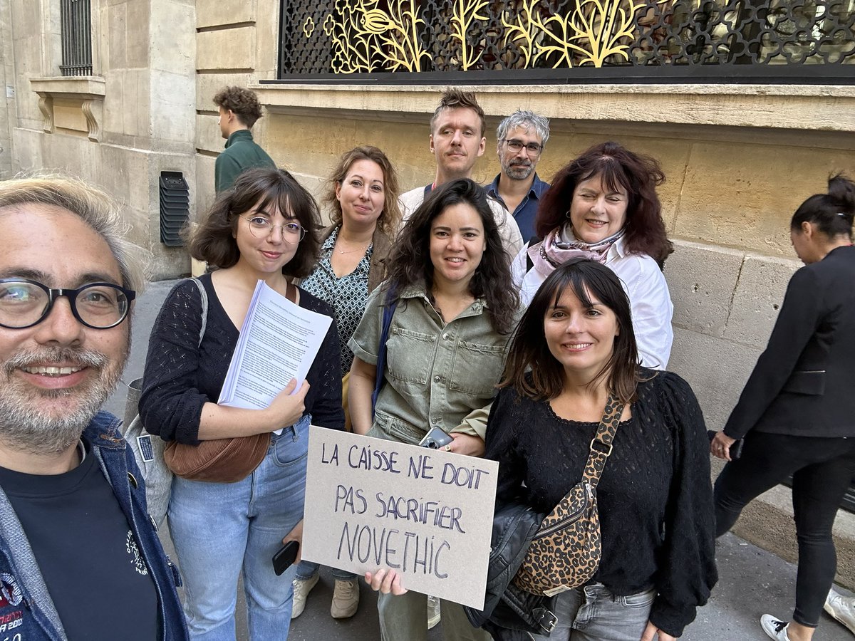 Nous étions ce matin devant la <a href="/caissedesdepots/">Caisse des Dépôts</a> en soutien aux grévistes de <a href="/Novethic/">Novethic</a> ✊🏽🔥💪🏽
<a href="/Eric_R_Lombard/">Eric Lombard</a> : la direction doit informer les salariés et ne pas les laisser dans une incertitude angoissante 🤨
#Soutien avec Annick Charette de <a href="/laCSN/">CSN</a> <a href="/fabre_marina/">Marina Fabre Soundron</a>