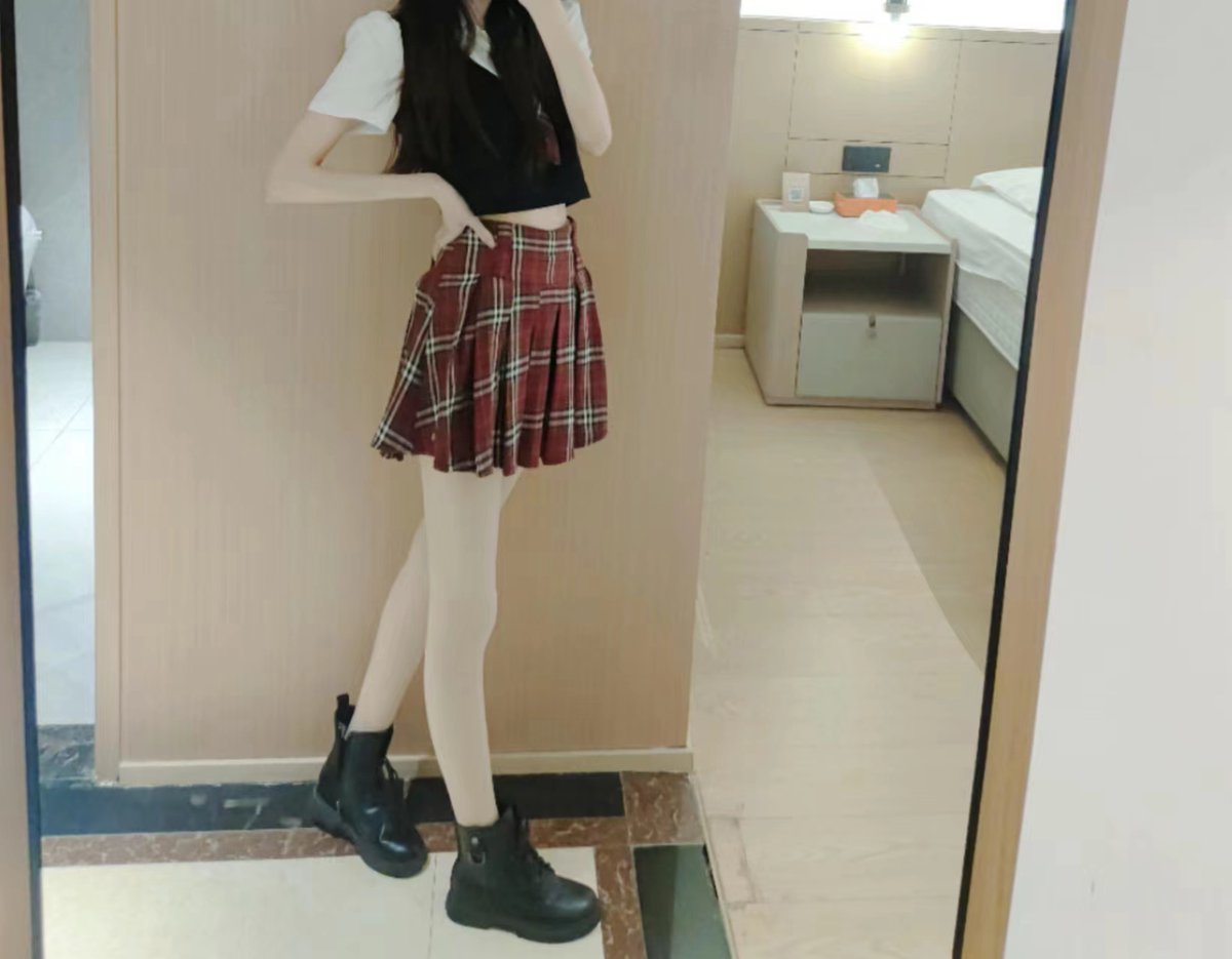 xiaoruisama's tweet photo. 地板上有条小狗就好了~ #女S https://t.co/vVC9BrTD5o