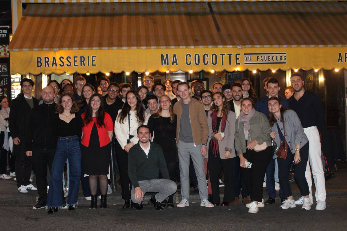 lesjem75's tweet photo. Hier soir, la coordination des @JeunesMacron75 a été officiellement renouvelée en avec la présence exceptionnelle d’@Elisabeth_Borne et @SylvainMaillard et de nos militants !
L’occasion de remercier @GuillainGilliot pour le travail accompli ces dernières années ! https://t.co/21ivh5KQ88