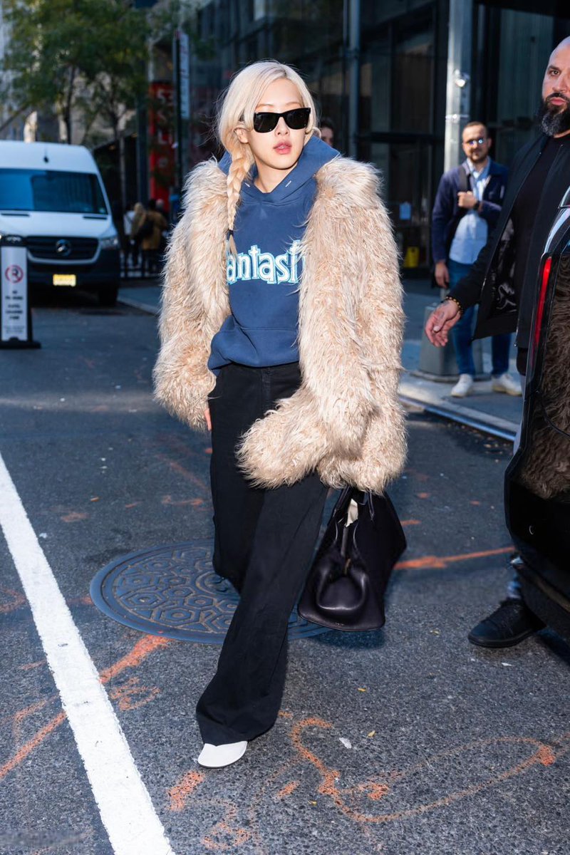 #ROSÉ SUPER WARM IN NEW YORK.