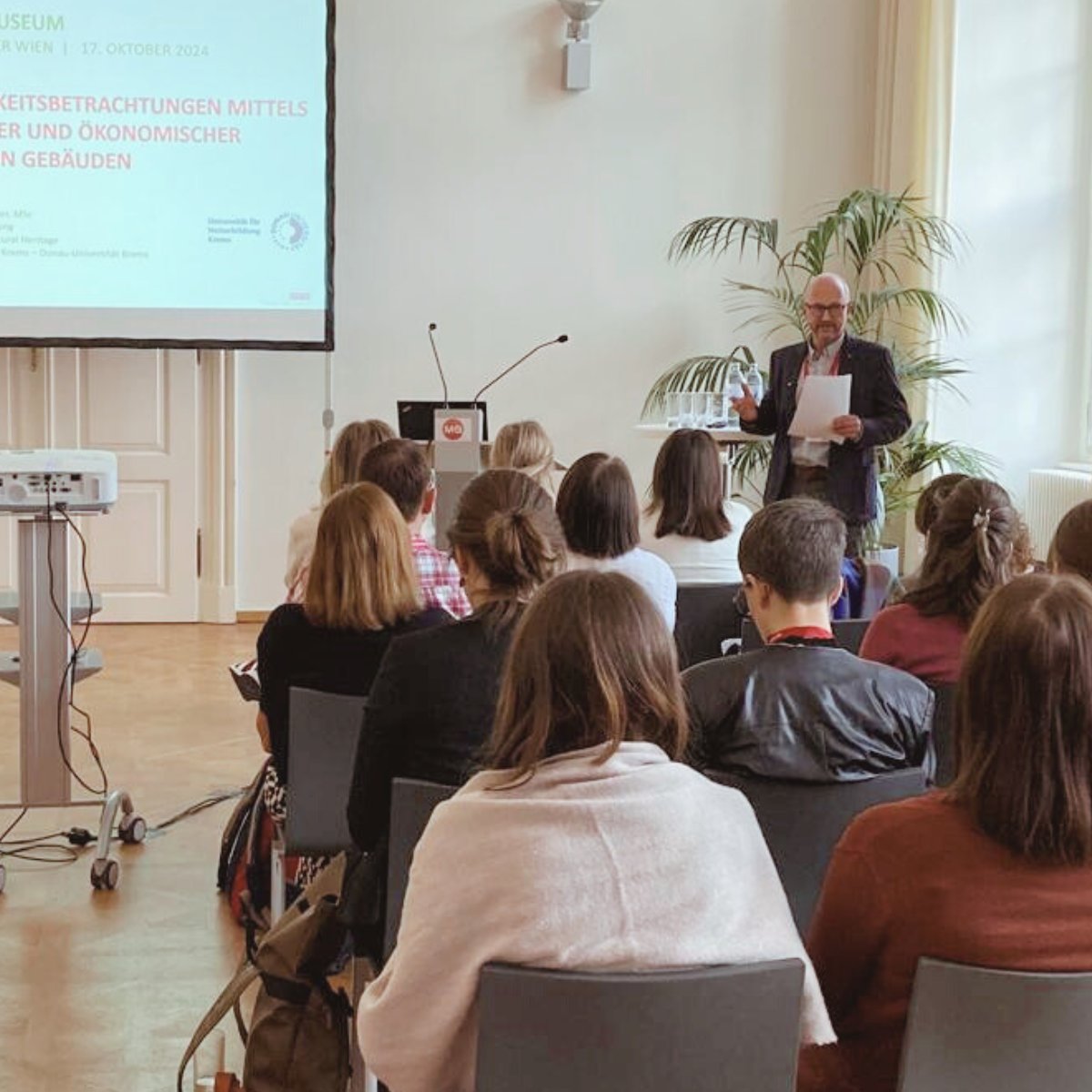 #dgm I live: 🏛️ Nachhaltiges Bauen in Museen: Dipl.-Ing. Manfred Sonnleithner spricht über die ökologische &amp; ökonomische Bilanzierung von Gebäuden sowie innovative Ansätze zur energetischen Optimierung in Museen. 🌱 
#dasgrünemuseum #Nachhaltigkeit #museum #kulturerbe #mqwien