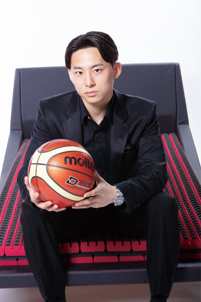 basketball_now0's tweet photo. 河村君の声で目覚める。「布団の西川」の睡眠アプリ「goomo」はおもしろい上に、とても深い！

「#ふとんの西川」こと #西川（株）よりリリースされている #睡眠アプリ『#goomo（グーモ）』がおもしろい。河村君の声で起こしてもらえたり、「おやすみ」と言ってもらえたりして、河村ファンの心をくすぐる機能がいくつか付いていて、なんだかちょっと得した気分になってしまいます。

早速、ダウンロードして触ってみました（無料）。すると、できることがいくつかわかりました。

1.河村君（の声）が起こしてくれる
・「グッドモーニング」
・「おはよう、朝だよ！」
上記2つのどちらかの声に「目覚ましのアラーム」を設定できます。「グッドモーニング」は「グッ（ド）モーニング」とかなり英語的に発音していました。さすが英語勉強中！

2.河村君から「朝の前向きな一言」がもらえる
河村君からのいくつかのフレーズが、ランダムにもらえるようです。私が聞いた範囲では「今日もいい日になりますように！」でした。

3.河村君から「おやすみ」がもらえる
河村君からいくつかの「おやすみ」フレーズが、ランダムにもらえるようです。私が聞いた範囲では下記の3つがありました。
「いい夢が見れますように。おやすみ。」
「今日も一日お疲れ様でした。おやすみ。」
「明日もいい日になりますように。おやすみ。」

ちなみに、実はこのアプリは河村君だけにフォーカスしたアプリではなく、河村君の他に、メジャーリーガー 大谷翔平さん、プロサッカー選手 久保建英さん、声優 梶裕貴さんなどの声でも同様なことが可能です。

さらに言うと、「河村君の声で目覚める」などのエンタメ機能をお話ししてきましたが、アプリ全体としては、「“よい睡眠”と“新しい1日”をつなぐスマホアプリ」として、日本睡眠科学研究所が蓄積した長年の知見から導き出した、睡眠スコアやアドバイスを提供するものになっています。GPS機能を用いた行動アシスト、カーテンや照明と連動する家電連携、遠く離れた家族の睡眠と連携する見守り機能、スマートアラーム機能など数時間触っただけでは理解しきれない豊富な内容になっていいます。『［エアーSX］マットレス』とアプリを連携させると、自律神経バランスや無呼吸リスクの測定ができ、より高精度の睡眠データ測定が可能になります。睡眠の視える化の重要性を改めて提唱するだけでなく、睡眠をとりまく日常の生活をサポートできるそうです。

せっかくですので、睡眠アプリ『goomo（グーモ）』概要説明も書いておきます。

①睡眠解析

・睡眠解析・アドバイス
日本睡眠科学研究所の長年の知見から導く睡眠スコアやアドバイスを提供します。起床時にその日の眠りのデータを確認することができ、自身の睡眠を視える化します。
睡眠時間、寝つき時間、中途覚醒、睡眠効率の4項目に基づき100点満点でスコアを算出します。このスコアと行動記録をもとに、眠りの特徴や改善のためのアドバイスをします。
解析結果を週次/月次単位で表示することができるので、睡眠の傾向や改善していることを実感できます。

・スマートアラーム機能
アラーム設定時刻より少し前の段階で眠りの浅いタイミングを検知してアラームを鳴らし、目覚めの良い朝をサポートします。アラーム音は6種のオリジナルサウンドの他、タレントの声をアラーム音に設定できるボイスアラームからも設定できます。

・豊富な睡眠コンテンツ
1日の始まりや終わりにアスリートや声優が声をかけてくれるタレントボ イスや、入眠を促すヒーリングミュージック、ヨガやオリジナルストレッチ動画などnishikawaがおすすめするコンテンツを様々楽しめます。

・音声記録機能
自分では自覚していない睡眠中の音声（いびきや寝室環境の騒音）を記録します。就寝中の音量が大きかった10件を表示し、現在の睡眠環境を知ることに繋げます。

②行動アシスト

・未病対策（GPS機能）
睡眠スコアが優れない場合は、病院を受診する前に相談できる受け皿になる、あなたのお近くの「ねむりの相談所」を探します。 （※マット レス連携ユーザーは、近くの 「睡眠外来を探す」機能も追加されます。）
・ あなたの生活習慣をサポート
入眠前に、その日の行動記録を入力することで 睡眠との関係性を分析し、アドバイスでフィードバックすることで行動改善サポートを行います。

③スマート家電連携
・寝室のスマート化
アプリとスマート家電を連携させることで、睡眠開始時・アラーム鳴動時・起床時のタイミングで家電をコントロールします。おやすみ時には、 睡眠を開始をすると自動的に照明が消える、など快眠に繋がる睡眠環境をサポート、お目覚め時にはアラームを止め目覚めると音楽が流れるなど心地よい朝をサポートできます。
（現在は株式会社リンクジャパン）の下記2製品と連携可能。
・eRemote5（スマートリモコン）
・ePlug3（スマートプラグ）
※今後連携先・連携家電の拡充予定

④みんなの睡眠（睡眠データのシェア）
連携相手と睡眠のデータを共有できます。「遠方にすむ祖父母の体調が心配」「よく遊ぶ友人の睡眠スコアが気になる」「上京して一人暮らしを始めた息子は元気かな・・・？」 など、遠方の家族や友人はもちろん同居のご家族同士でも体調の変化に気づくきっかけや、コミュニケーションの糸口として利用できます。

⑤マットレス連携

・寝心地を維持し連携を実現
非接触型センサーによる寝心地を妨げないセンシングを搭載することで、［エアーSX］マットレスの寝心地そのままに、いつも通り寝るだけで、高精度の睡眠データの測定が可能です。

・自律神経バランスや無呼吸リスクの測定が可能に
マットレス連携を行うことで、おやすみ前・お目覚め後のコンディションや無呼吸リスクの程度を可視化し、よりパーソナライズ化された睡眠アドバイスを行います。

・高精度の睡眠データ測定
標準モードと同じく睡眠・睡眠効率・中途覚醒・ 寝つきの測定に加え、さらに睡眠の深さまで 測定できます。 （レム・ノンレム（深い睡眠，浅い睡眠））

アプリ単体で、無料で使えますので、河村君の声と一緒にぜひ上質な眠りを楽しんでください！

＜広告＞
河村選手の活躍を観て「もう少しNBAを観たい！」と感じたら、「NBA Rakutenで1,078円/月」で見れちゃいます。話が少し複雑になりますが、「1,078円/月で楽天モバイルを契約するとNBA Rakutenが無料で見れる」ので、これが多くの人が見ている「最安のNBA視聴方法」です。下記リンクから楽天モバイルに契約してもらえると、そのアフィリエイトが私たちの運営費の足しになります。よろしくお願いします！
https://t.co/pmEknG8oy7
※契約や商品購入をしてもらわなくても、上記リンクを1日1回クリックしてもらうだけでも足しになりますので、お手数おかけしますが、押してもらえると嬉しいです！

🏀最後まで読んでいただき、ありがとうございます。運営の励みになりますので、「スキ」「フォロー」をお願いできると嬉しいです！　
#河村勇輝 #メンフィス・グリズリーズ #グリズリーズ #NBA