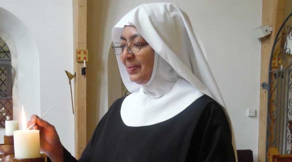 What do nuns do all day? 🤔

The short answer is pray 🙏 

If you want the long answer, here's a thread for you 😁