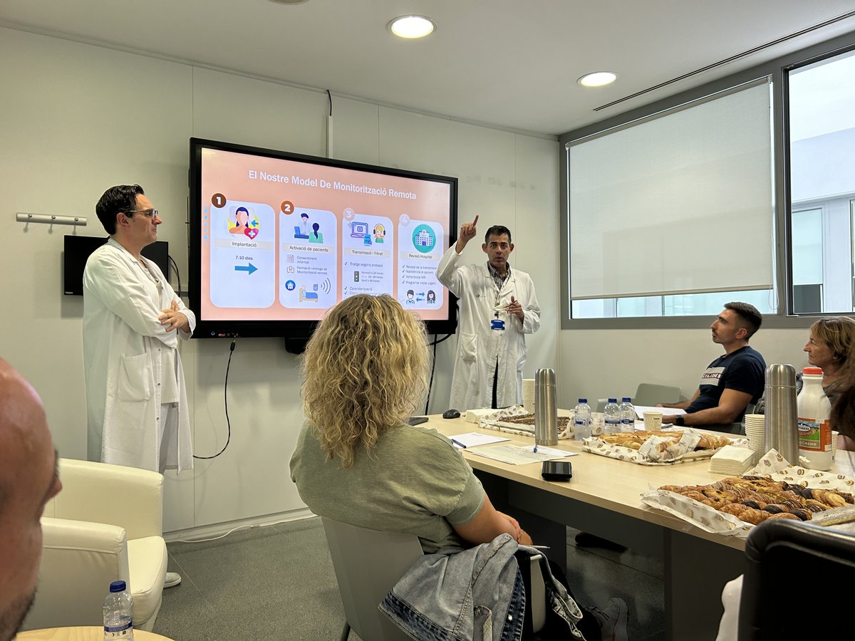 La setmana passada, l’equip d’infermeria es va reunir amb els centres de referència de #SantPau d’atenció primària per presentar el projecte #Ritmocore sobre dispositius cardíacs 💓.

Després de molta feina, hem establert una via de comunicació directa entre els CAPs i l'hospital