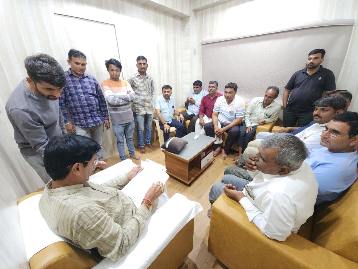 ખેરાલુ જનસંપર્ક ધારાસભ્ય કાર્યાલય ખાતે પ્રજાની વ્હારે આવી એમના પ્રશ્નો, રજૂઆતો અને અરજીઓ સાંભળી તેના નિરાકરણ માટે આશ્વસ્ત કર્યા સહ અધિકારીશ્રીઓને યોગ્ય સૂચનાઓ આપી.

આ દરમિયાન વિસ્તારના નાગરિકો સાથે શુભેચ્છા મુલાકાત કરી તેમજ વિવિધ વિકાસલક્ષી કાર્યો વિષે માહિતી આપી.