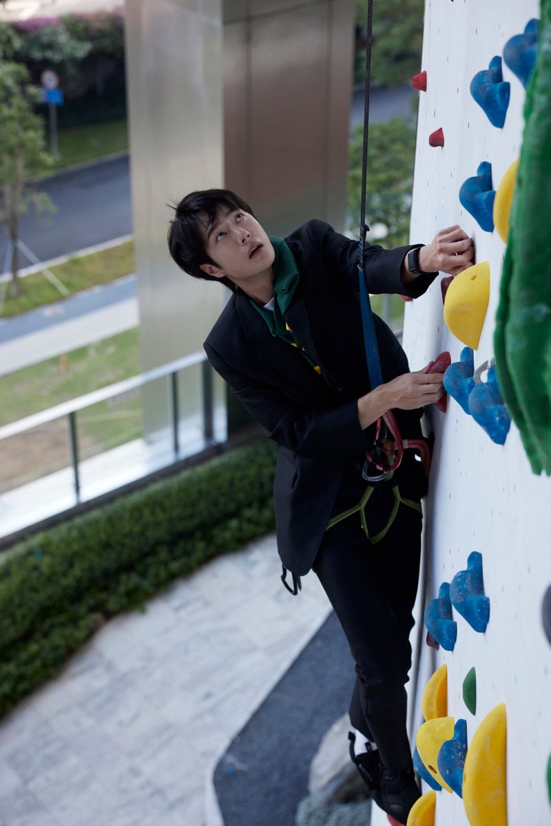 【2024-10-17 YIBO-OFFICIAL WEIBO Update】Work or on camera?  
- Up on the wall～  
Look up or look down?  
- Look at the lens～ 😏
PART1 
#王一博 #WangYibo王一博 
#WangYibo_VogueGala2024
#VOGUEForcesofFashion
YIBO VOGUE FORCES OF FASHION