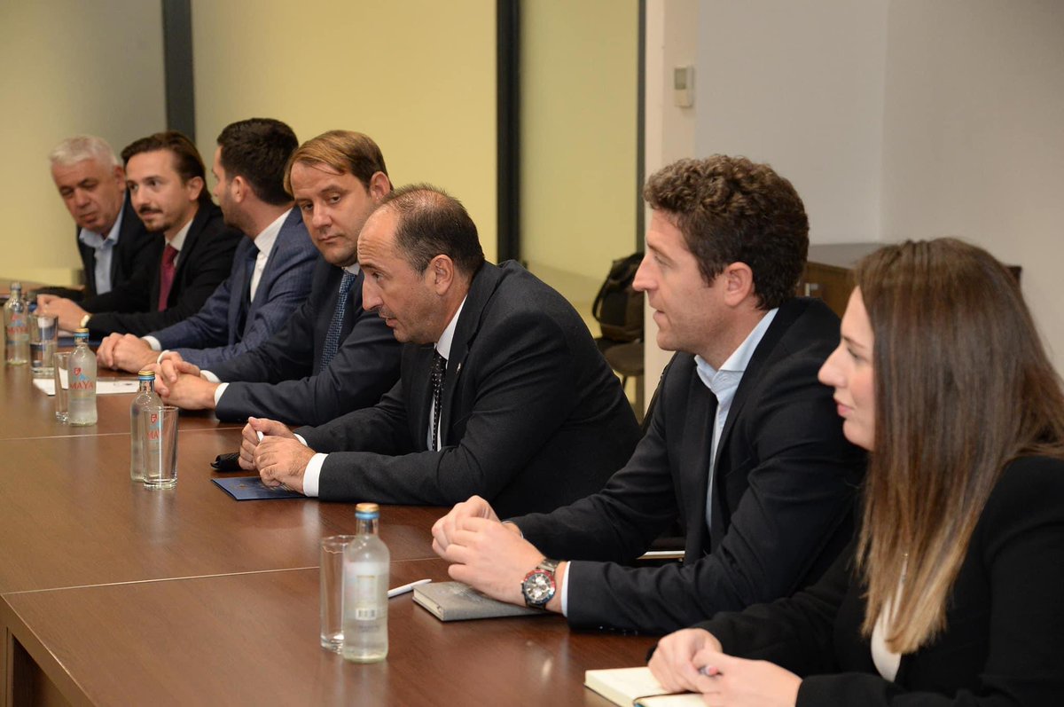 KosovoinSkopje's tweet photo. Nga takimi bilateral i Ministrit @LiburnAliu me homologun e tij ZvKM e parë dhe Ministrin @IzetMexhiti u diskutuan modalitet e funksionimit të sistemit Ibër-Lepenc dhe bashkëpunimin ndërshtetëror në sektorin e menaxhimit të ujërave. https://t.co/0wpM0r5QJV