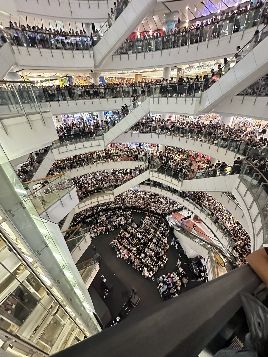 jthe1stalbum's tweet photo. A solo Jaehyun fansign got this many people rocking up girl... https://t.co/aLJplz32nx