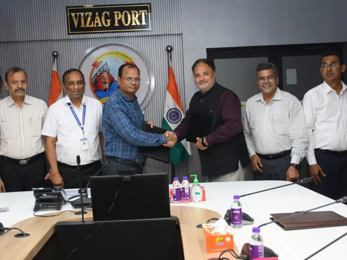 psuconnect's tweet photo. Hindustan Shipyard Limited signs agreement with VPA for 60 ton Bollard Pull Tug
Read more-👇
https://t.co/MYIxcX97CG
#VisakhapatnamPort #HindustanShipyard #BollardPullTug #MaritimeInnovation #Shipbuilding #CargoEfficiency #PortDevelopment #SafetyStandards https://t.co/VBFW0hgYHP