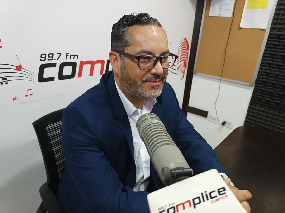 radiocomplicefm tweet media