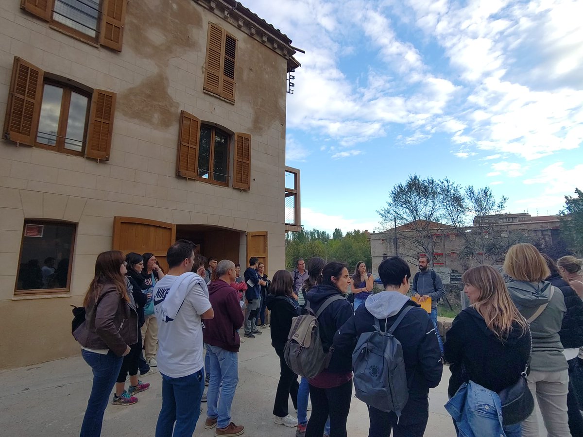 vic_mediambient's tweet photo. Nou seminari de formació #XESVic per a professorat del centres educatius de la ciutat🏤
Punt d'inici a les Adoberies per presentar el curs✳️i sortida per divulgar #RiberesdeVic i actuacions previstes per renaturalitzar trams urbans dels rius💦🦆#ProyectosPRTR #PlanDeRecuperación https://t.co/ZcFF4YPD5v