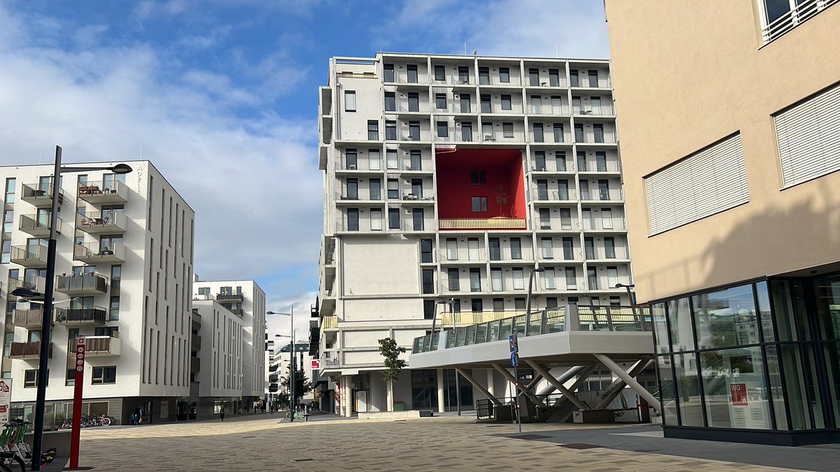 Nel #quartiere #viennese #Sonnenviertel gestito da <a href="/Stadt_Wien/">Stadt Wien</a> tra i #servizi si contano 2 #supermercati, un #asilo #infantile, una #scuola di #musica e #collegamenti diretti con il centro città. Agevolati anche gli affitti per i negozi #EstOvest #Rai <a href="/TgrRaiFVG/">Tgr Rai Friuli Venezia Giulia</a>