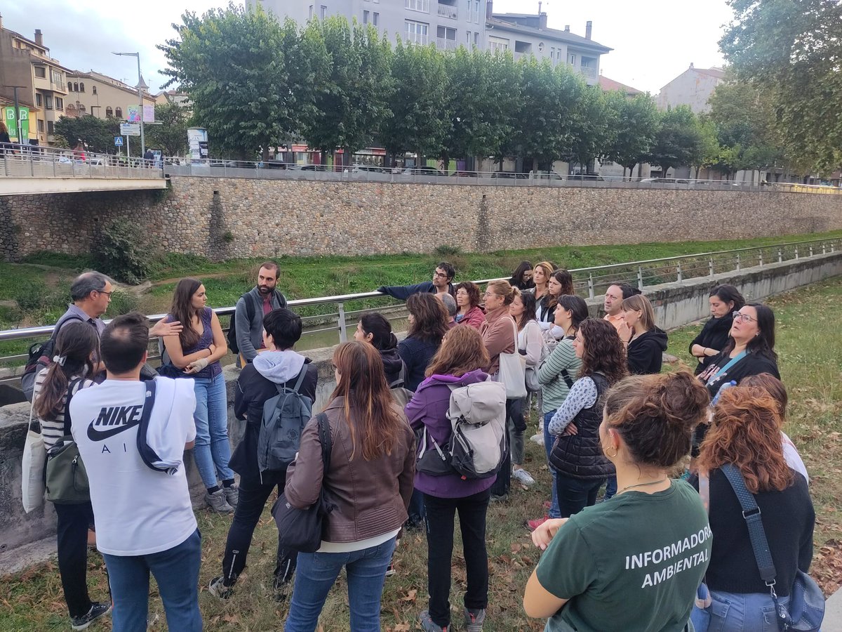 vic_mediambient's tweet photo. Nou seminari de formació #XESVic per a professorat del centres educatius de la ciutat🏤
Punt d'inici a les Adoberies per presentar el curs✳️i sortida per divulgar #RiberesdeVic i actuacions previstes per renaturalitzar trams urbans dels rius💦🦆#ProyectosPRTR #PlanDeRecuperación https://t.co/ZcFF4YPD5v