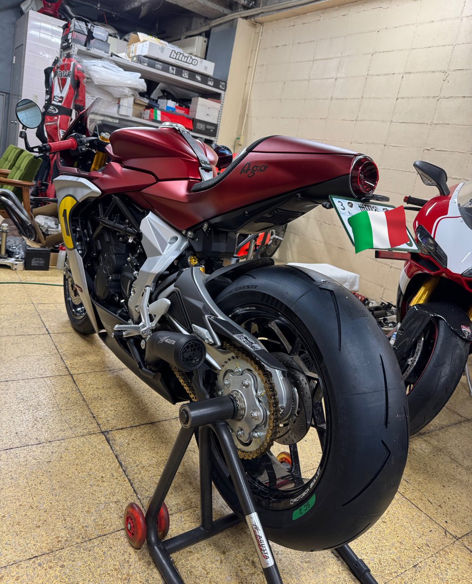 trentasette37_'s tweet photo. イイね〜😃
#mvagustaSV800ago
#アグスタ
#sunstar
#rotobox
#motocrazy
#Trentasette37_
#トレンタセッテ37 https://t.co/Pewmq0h2qX