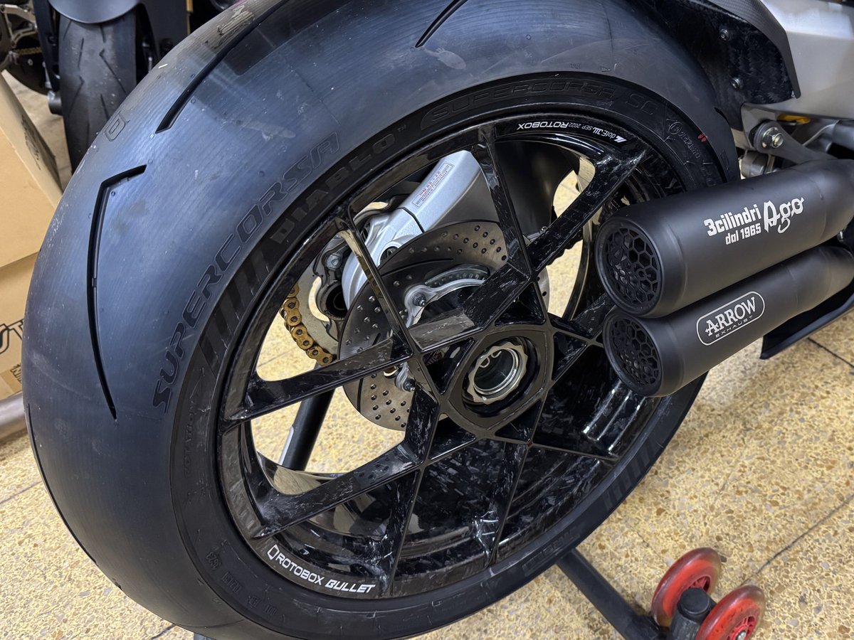 trentasette37_'s tweet photo. イイね〜😃
#mvagustaSV800ago
#アグスタ
#sunstar
#rotobox
#motocrazy
#Trentasette37_
#トレンタセッテ37 https://t.co/Pewmq0h2qX