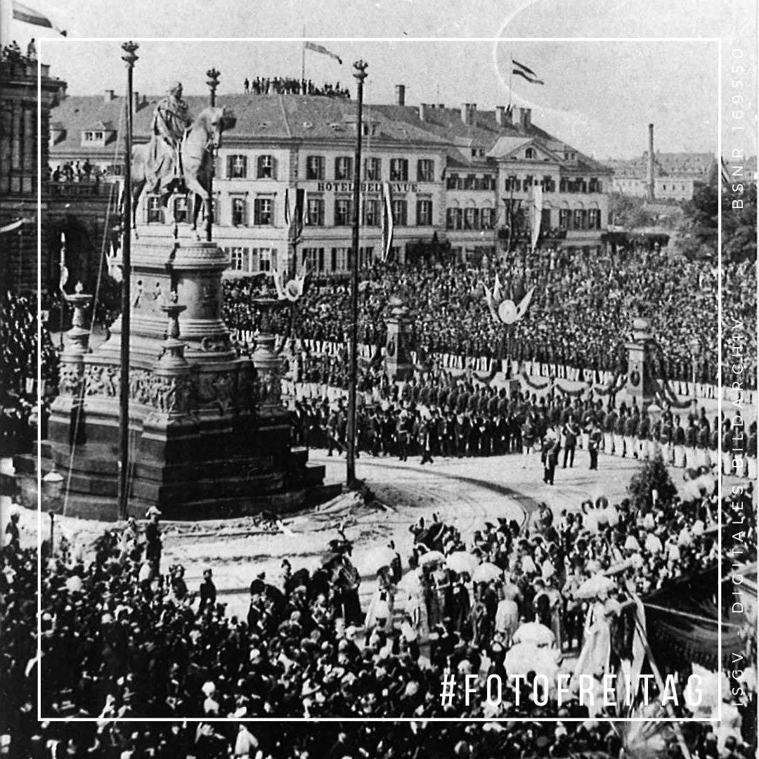 isgv_dd's tweet photo. Heute beginnt die Tagung 200 Jahre Geschichtsarbeit @LaGeschSachsen. Einer der Hauptprotagonisten des Sächs. Altertumsvereins, um den es u.a. gehen wird, war König Johann. Unser Bild zum #Fotofreitag zeigt die Enthüllung seines Denkmals  auf dem Theaterplatz (1889). https://t.co/0ZMkdJMYDC