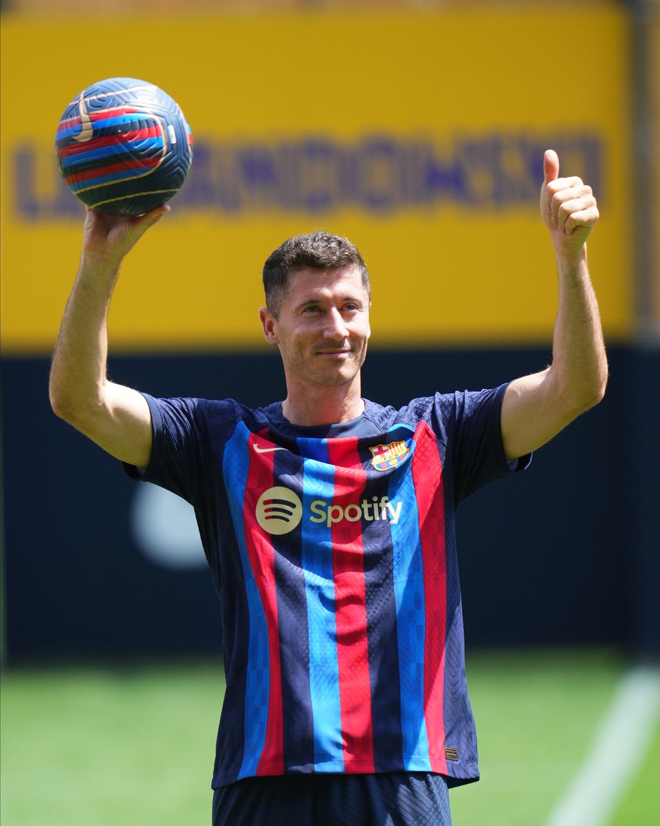 _BeFootball's tweet photo. 🚨 LE BARCA VICTIME D'UN ESCROC 💻

Ce-dernier s'est fait passer pour Pini Zahavi et a escroqué le FC Barcelone à hauteur de 1 M€ lors de la signature de Robert Lewandowski 😱💰

Le club a envoyé le virement, avant de se rendre compte plus tard de l'escroquerie. 

Heureusement pour le club, l'argent a pu être récupéré à la fin. 🔙

(@QueThiJugues)