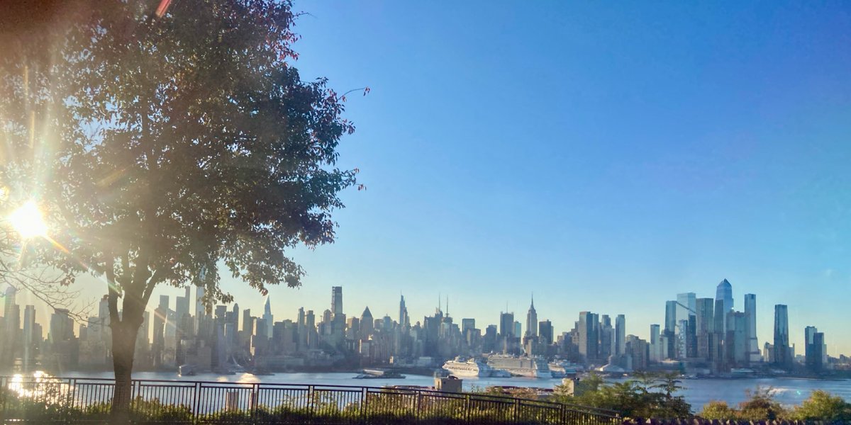 ric_lx's tweet photo. Great vista for a journey to work. https://t.co/3gQMwdlDpp