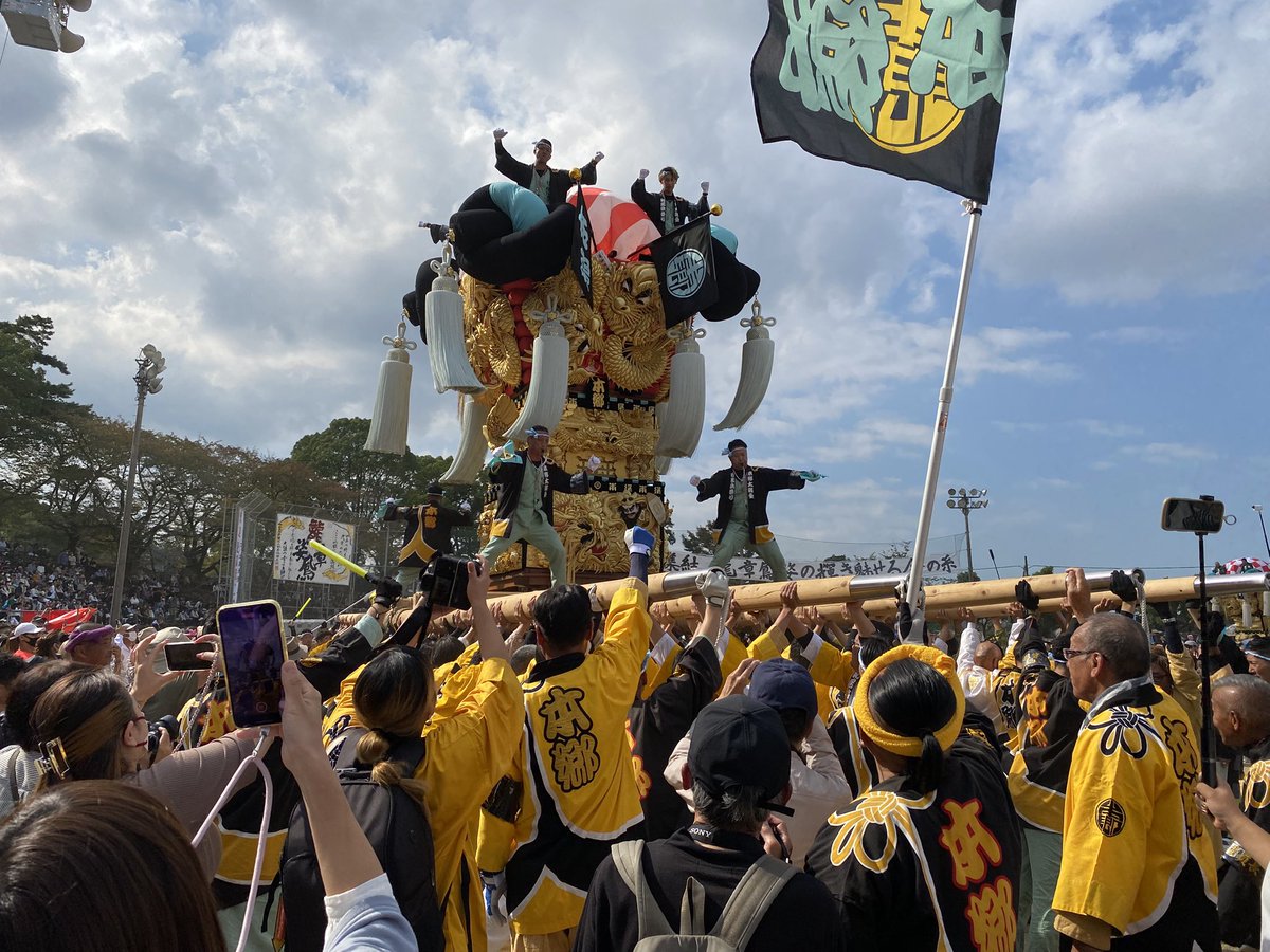 kengo_122's tweet photo. 新居浜太鼓祭り2日目終了!!

大阪からYouTubeや皆さんの投稿を見て、祭り気分味わせてもらってます😊

明日いよいよ最終日!!
各太鼓台の青年団の皆さん･かき夫の皆さんラスト1日頑張ってください🔥

※写真は昨年の新居浜太鼓祭り山根グラウンド統一寄せです https://t.co/6orKIaMchh