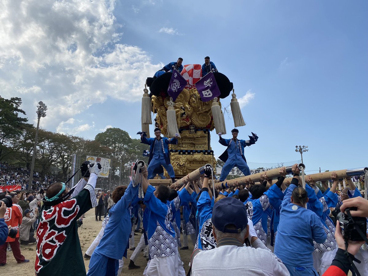 kengo_122's tweet photo. 新居浜太鼓祭り2日目終了!!

大阪からYouTubeや皆さんの投稿を見て、祭り気分味わせてもらってます😊

明日いよいよ最終日!!
各太鼓台の青年団の皆さん･かき夫の皆さんラスト1日頑張ってください🔥

※写真は昨年の新居浜太鼓祭り山根グラウンド統一寄せです https://t.co/6orKIaMchh