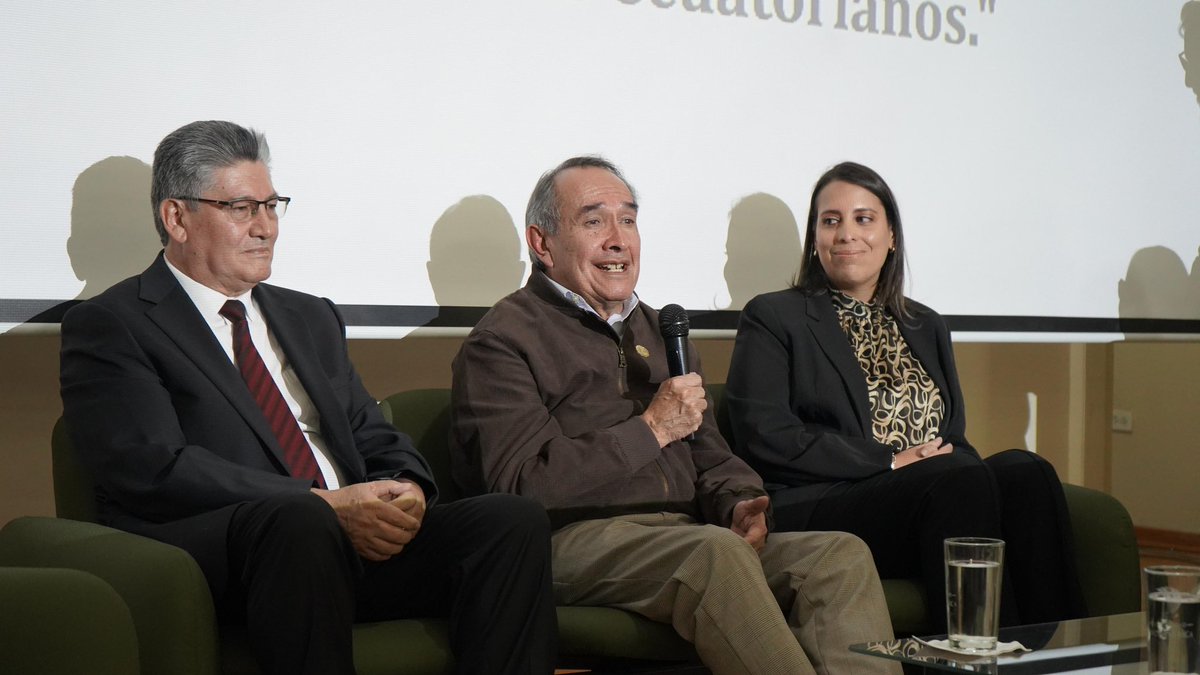 Salud_Ec's tweet photo. El ministro de @Salud_Ec, @DrAntonioNaran, indicó que para abordar la salud renal es fundamental contar con el apoyo de la academia y el conocimiento científico, ya que esto permite identificar los problemas actuales y las posibles soluciones. https://t.co/odXLOvZAoq