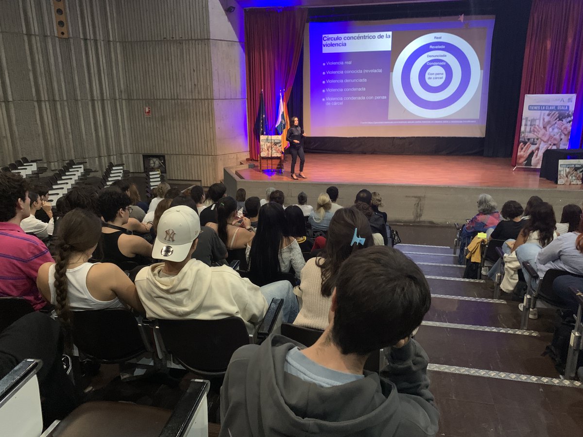 claveaoficial's tweet photo. ▶️ JORNADAS CLAVE-A EN TENERIFE 
Alumnos del @IESLaboral participaron activamente esta mañana en una de las ponencias impartidas en las Jornadas @claveaoficial. https://t.co/YCqUtpAtlz