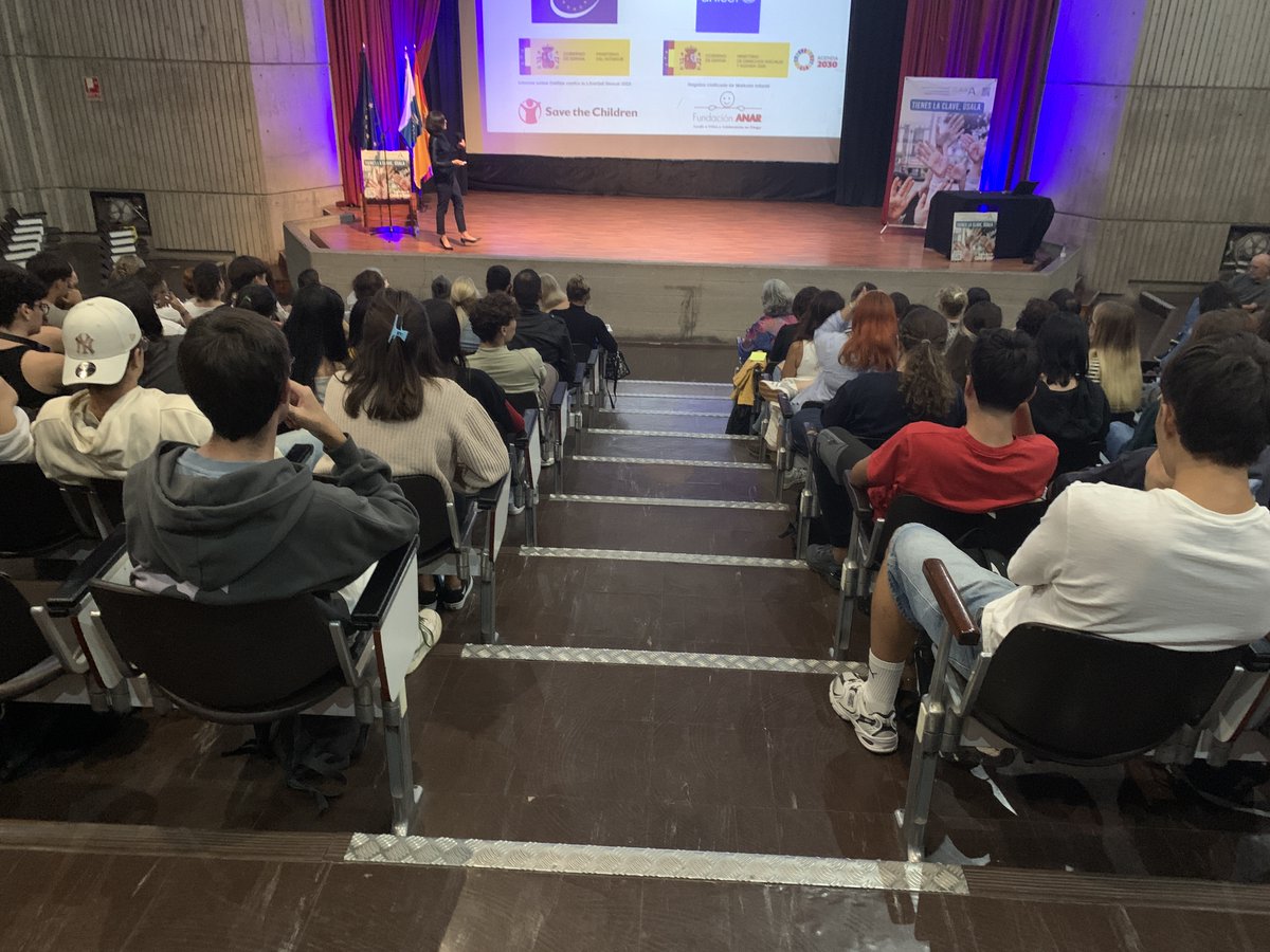 claveaoficial's tweet photo. ▶️ JORNADAS CLAVE-A EN TENERIFE 
Alumnos del @IESLaboral participaron activamente esta mañana en una de las ponencias impartidas en las Jornadas @claveaoficial. https://t.co/YCqUtpAtlz