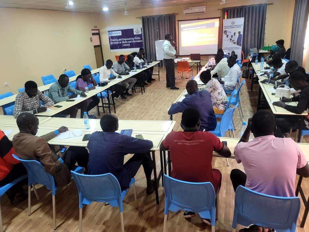 ymiss2020's tweet photo. With support from UNESCO, we have begun a two-day training on Media and Information Literacy for youth groups in Rumbek, Lakes State. The training aims to empower youth with skills in Media and Information Literacy. https://t.co/4gBaSnDYB9