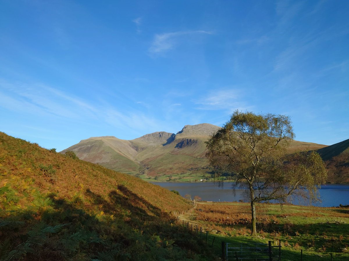 🌞🌄 Our Rangers had a beautiful day to carry out essential path maintenance work at stunning Yewbarrow to keep the paths in the best shape possible 🥾⛰️