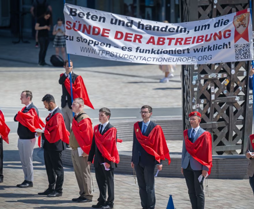 Heute 17.10.24 haben die Rotlappen Faschos von "Tradition. Familie, Privateigentum"  ihre Hetze gegen Schwangerschaftsabbrüche versucht an der #UniKöln zu verbreiten. Sie wurden  antifaschistischen Studierenden gebührend empfangen. Supportet #Studisgegenrechts &amp; <a href="/antifa_ak_koeln/">Antifa AK Köln</a>