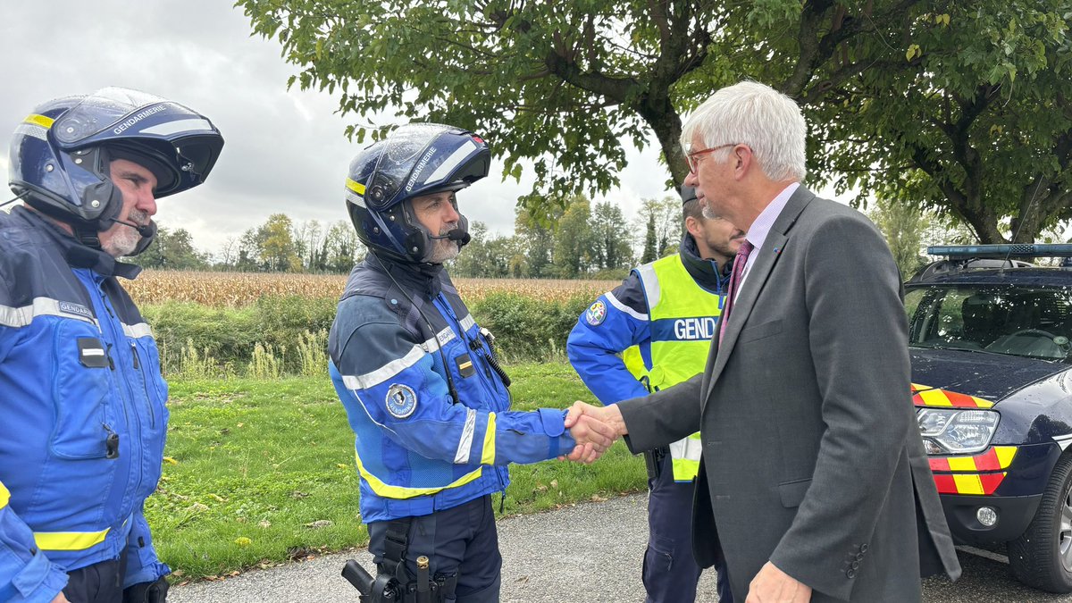 Prefet26's tweet photo. #ControleRoutier | Les gendarmes de la compagnie de #RomanssurIsère et de l’#EDSR26 ont effectué un contrôle routier sur la RD538 à #Alixan.
⚠️ En cas de pluie ou de chaussé mouillée :
Adaptez votre vitesse et allongez de façon significative la distance de sécurité
🔴 140 points de contrôle de ce type ont été menés depuis le début l’opération #cartonrouge
➡️ Face au bilan meurtrier sur les routes drômoises, Thierry Devimeux, @prefet26 , fait de la #sécuritéroutière une priorité, il s’est rendu aux côtés des forces de l’ordre sur cette opération.
@Gendarmerie_026 @RoutePlusSure @Interieur_Gouv