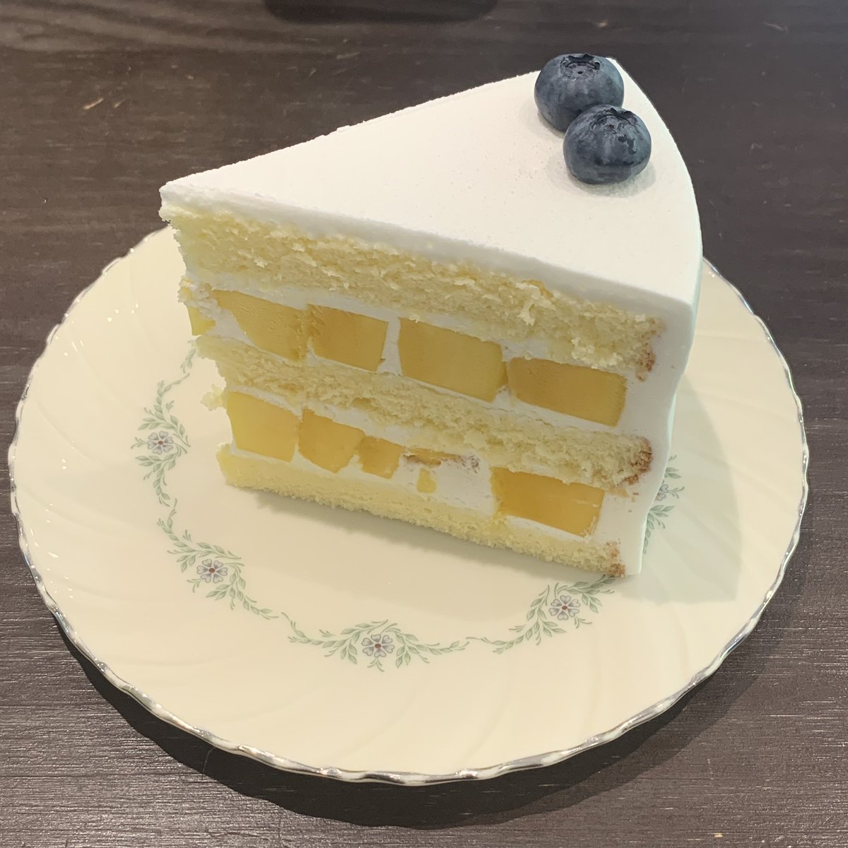 조리원을 나와 출생신고를 하러 동네로 왔다. 아름다운 가을이 훅 왔네. 내일은 조리원 퇴소날.(슬픔) 이제 둘의 시간보다 넷의 시간이 가득할 것이라는 자명한 사실이 기다리고 있는지라 남편과 꼭 카페데이트를 하고싶었다. 시간이 촉박했지만 그래도 좋았다. 🤎💛💚