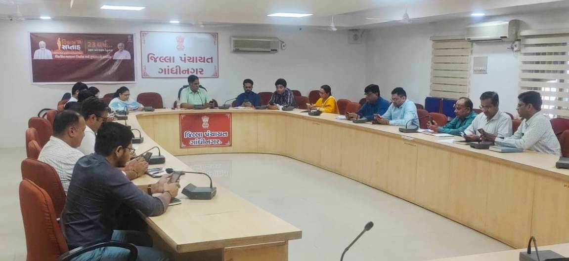 ગુજરાત સરકાર દ્વારા વિકાસ સપ્તાહની ઉજવણી થઈ રહી છે.વિકાસ સપ્તાહ ક્વિઝમાં માત્ર દસ પ્રશ્નોના જવાબ 300 સેકન્ડમાં આપવાના છે. ૨૩ વર્ષના સુશાસન અંગેની ઓનલાઇન ક્વિઝમાં આજે જિલ્લા પંચાયત ગાંધીનગરના શાખા અધિકારીશ્રી  તથા કર્મચારીઓશ્રીઓ જોડાયા #VikasSaptah #23YearsOfWelfare <a href="/CollectorGnr/">Collector & District Magistrate, Gandhinagar</a>