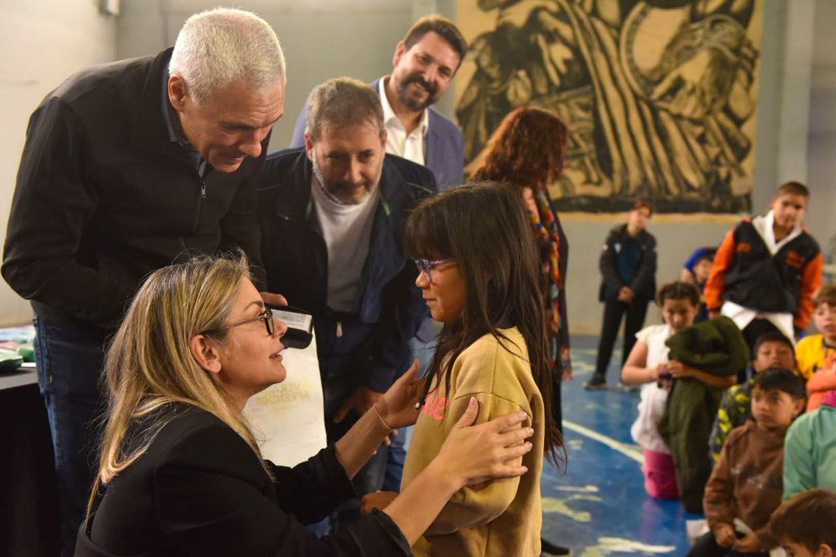fundacionbapro's tweet photo. 🤓 ¡Más de 150 anteojos para alumnos y alumnas de Berisso!
👓 Con #VerParaAprender acompañamos a los chicos y chicas bonaerenses en su trayecto escolar.
#VerParaAprender https://t.co/kcOyxjlc1q