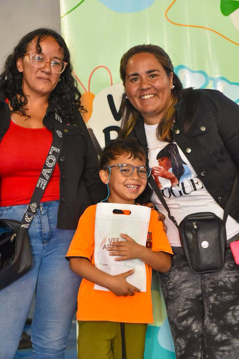 fundacionbapro's tweet photo. 🤓 ¡Más de 150 anteojos para alumnos y alumnas de Berisso!
👓 Con #VerParaAprender acompañamos a los chicos y chicas bonaerenses en su trayecto escolar.
#VerParaAprender https://t.co/kcOyxjlc1q