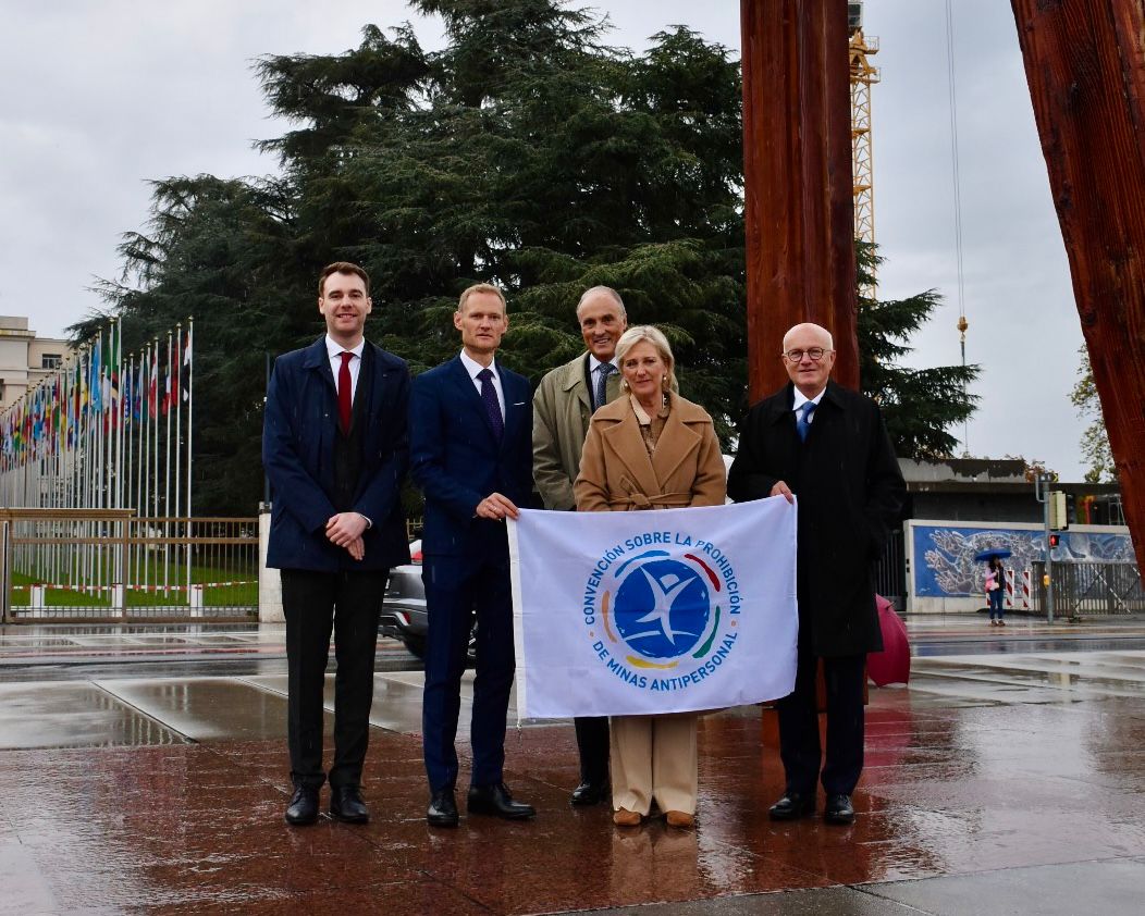 BelgiumUNGeneva's tweet photo. 🪑 Did you know that the Broken Chair in front of the @UNGeneva symbolises the victims of anti-personnel landmines? 🚫 Belgium was the very first country to ban anti-personnel landmines through national legislation in 1995.

📷©️APMBC https://t.co/C7Rl3SG7G3