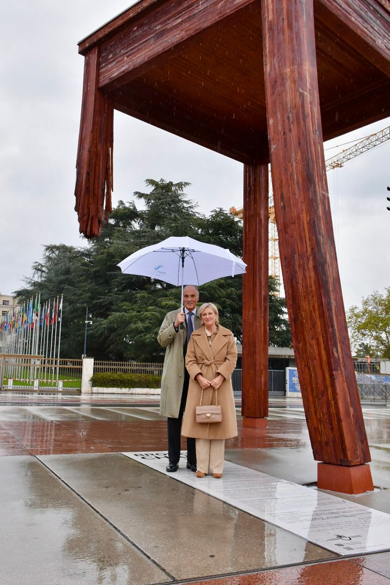 BelgiumUNGeneva's tweet photo. 🪑 Did you know that the Broken Chair in front of the @UNGeneva symbolises the victims of anti-personnel landmines? 🚫 Belgium was the very first country to ban anti-personnel landmines through national legislation in 1995.

📷©️APMBC https://t.co/C7Rl3SG7G3