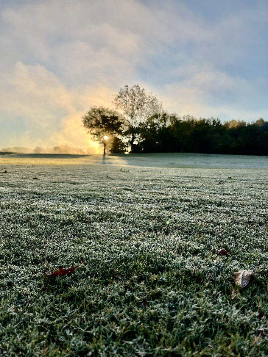 rolltide23's tweet photo. #Frost #Gadsden #AL #alwx #sunrise @spann @simpsonWVTM13 @StephWVTM13 @billlockridge @CityofGadsden #TwinBridgesGolfCourse https://t.co/g2dAxd2B4j