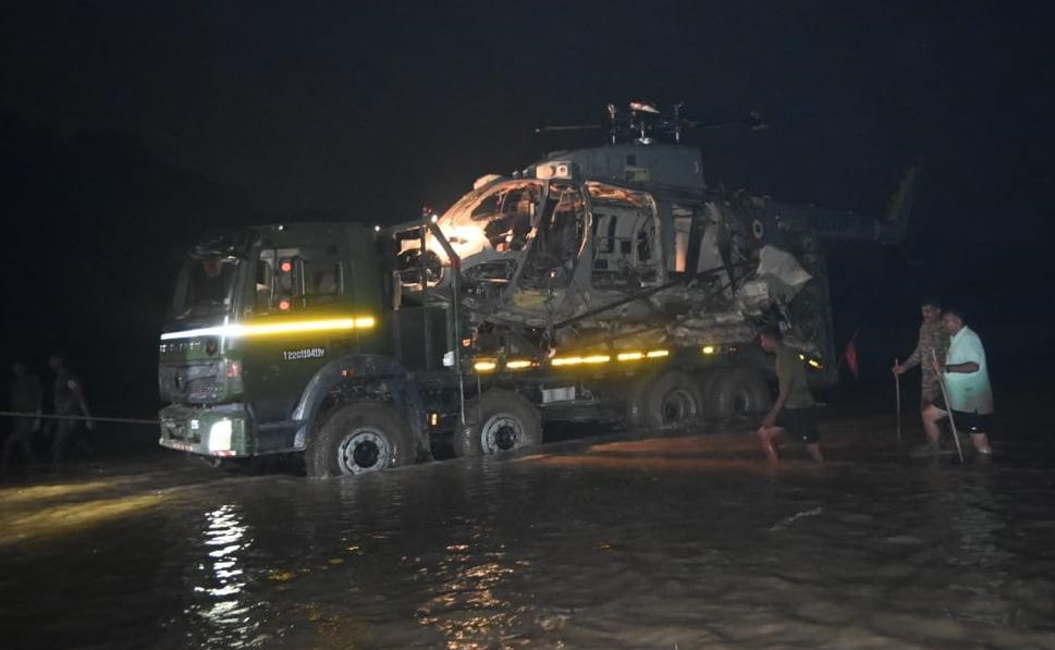 NewsIADN's tweet photo. ALH #Dhruv of Indian Air Force (IAF) has been successfully recovered by engineers of the Indian Army in flood affected #Muzaffarpur, Bihar. #IADN https://t.co/D5XRexNUdN