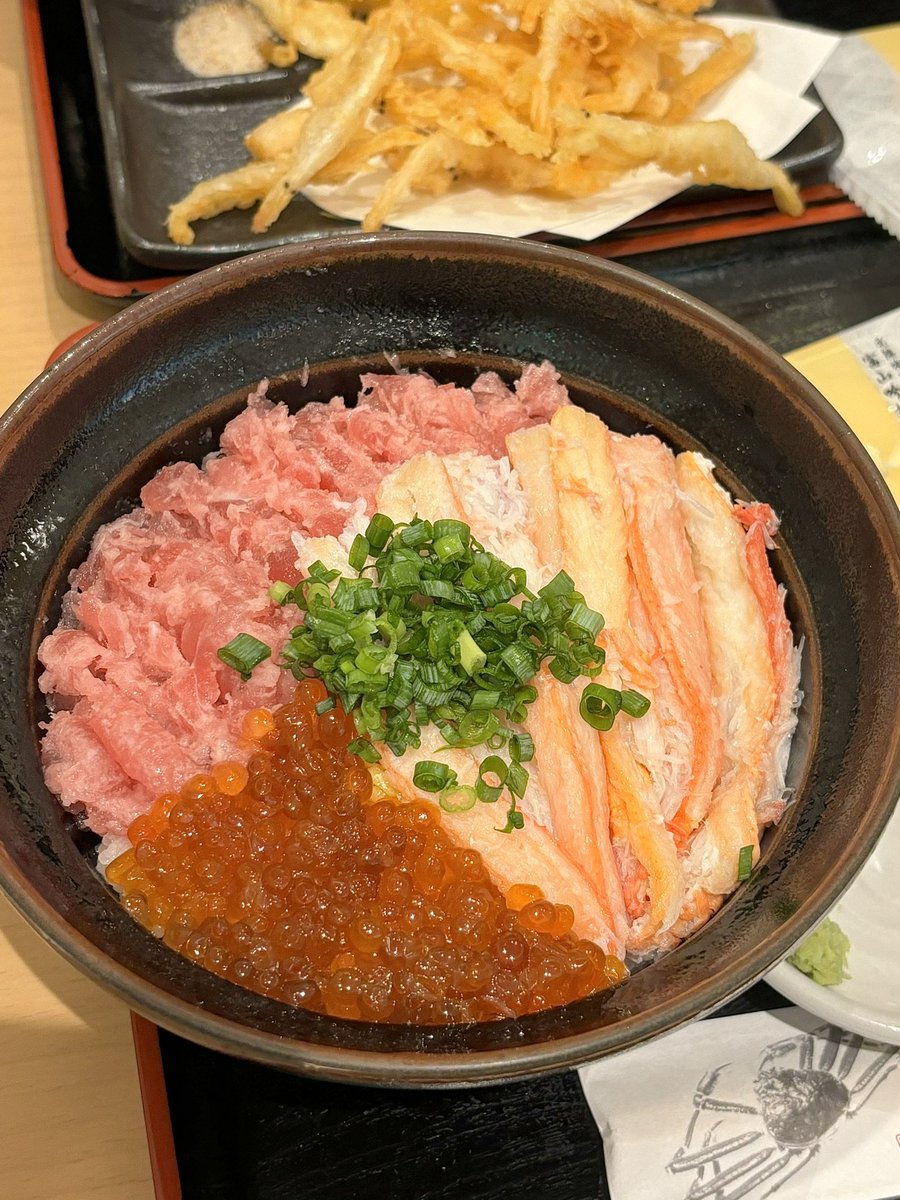 muk_archive's tweet photo. 🍽️ Shiroebi-tei - Tokyo Station

도야마 특산물이라는 흰새우를 전문으로 하는 식당인데 게살덮밥이 유명해서 시켜봤어요 게살에서 은은하게 단맛이 남 .. 🥹
그리고 새우로 만든 얇은 전병을 하나씩 주는데 이게 또 괜찮아서 한봉다리 사왔어요 https://t.co/DT5KRbIeR3