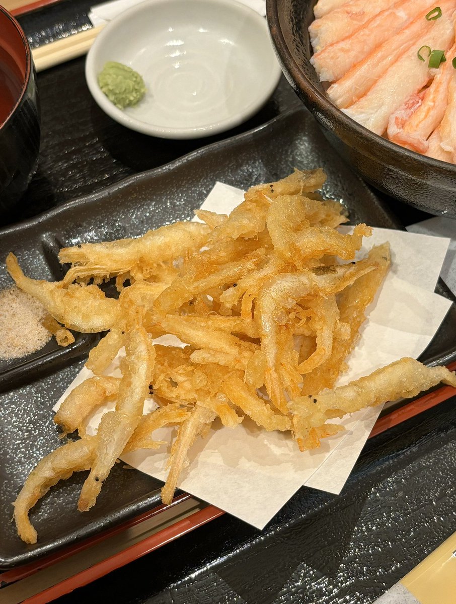 muk_archive's tweet photo. 🍽️ Shiroebi-tei - Tokyo Station

도야마 특산물이라는 흰새우를 전문으로 하는 식당인데 게살덮밥이 유명해서 시켜봤어요 게살에서 은은하게 단맛이 남 .. 🥹
그리고 새우로 만든 얇은 전병을 하나씩 주는데 이게 또 괜찮아서 한봉다리 사왔어요 https://t.co/DT5KRbIeR3