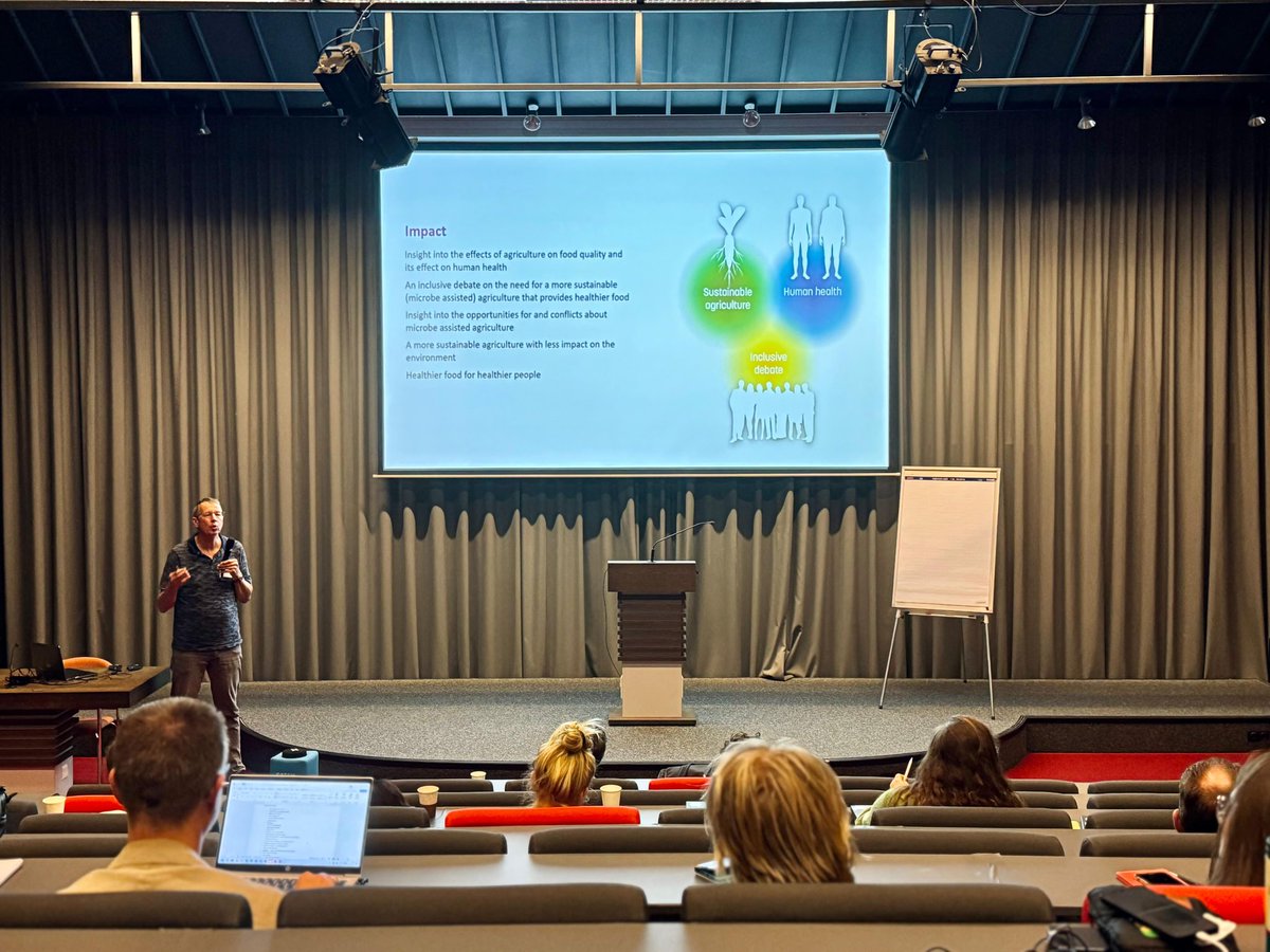 MicroHealth_KIC's tweet photo. @HarroBouwmeest1 presenting @MicroHealth_KIC on the effect of the agricultural product microbiome and nutritional composition on human health. Part of the NWO KIC Microbiome program. https://t.co/1xYxqK1Nsf
