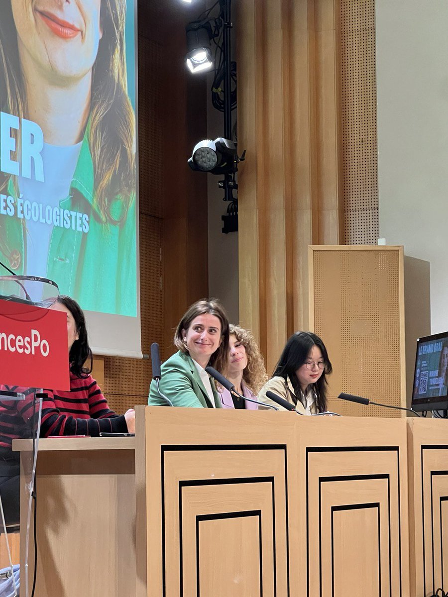 marinetondelier's tweet photo. Quel accueil hier à Sciences Po ! 🌿

J'étais invitée à répondre aux questions du grand oral des associations étudiantes engagées devant 500 étudiants.

On a parlé d’écologie, de budget, de NFP, de 2027, … et de beaucoup d’autres choses.

Une soirée inspirante et pleine de perspectives !  

Le replay de la soirée sur mon linktree en bio.

Merci pour cet échange et pour votre accueil 🌻💚✊  @ecolos_scpo @sciencespotv @sciencespoenv @ParlementScPo