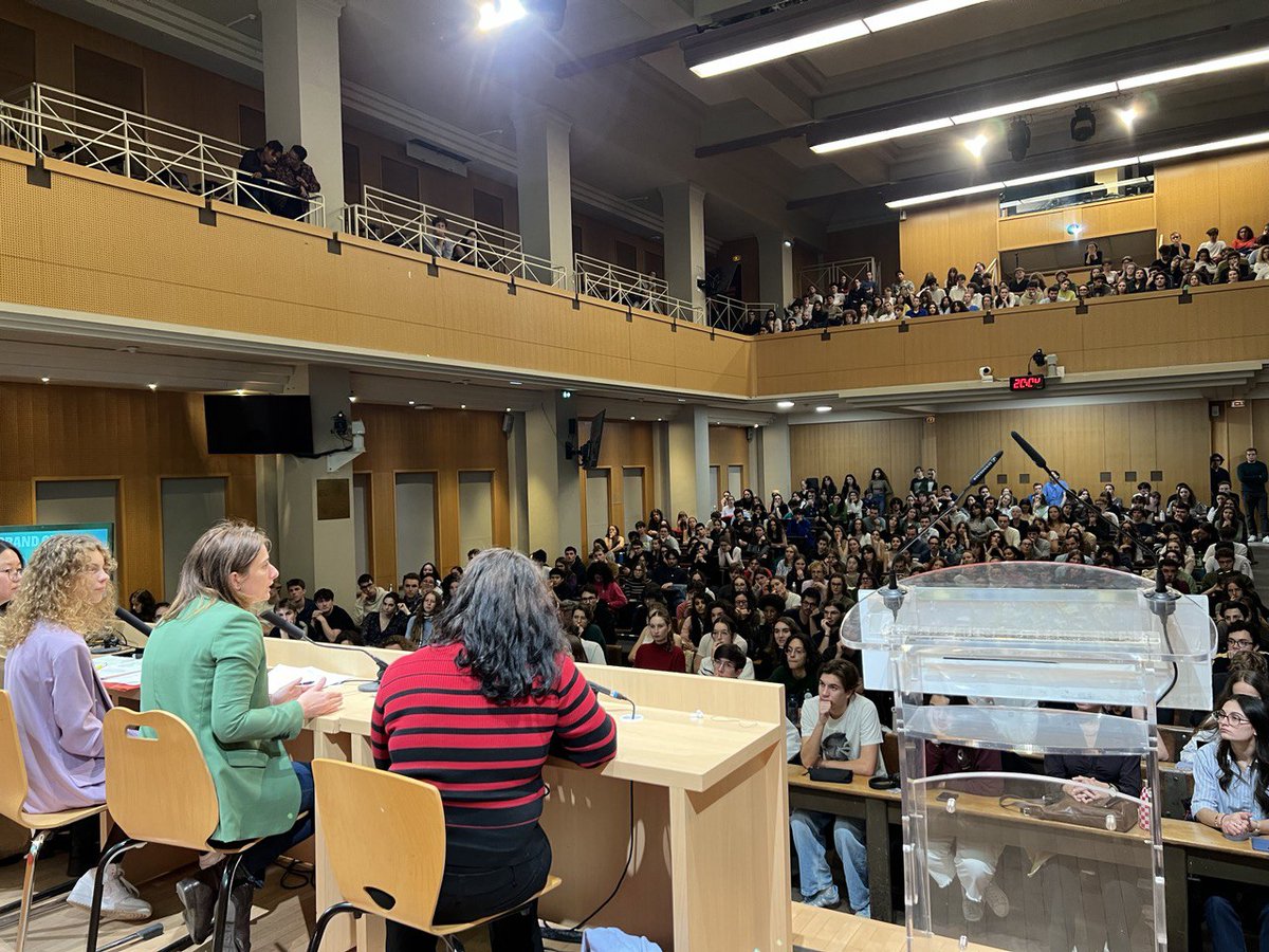 Quel accueil hier à Sciences Po ! 🌿

J'étais invitée à répondre aux questions du grand oral des associations étudiantes engagées devant 500 étudiants.

On a parlé d’écologie, de budget, de NFP, de 2027, … et de beaucoup d’autres choses.

Une soirée inspirante et pleine de
