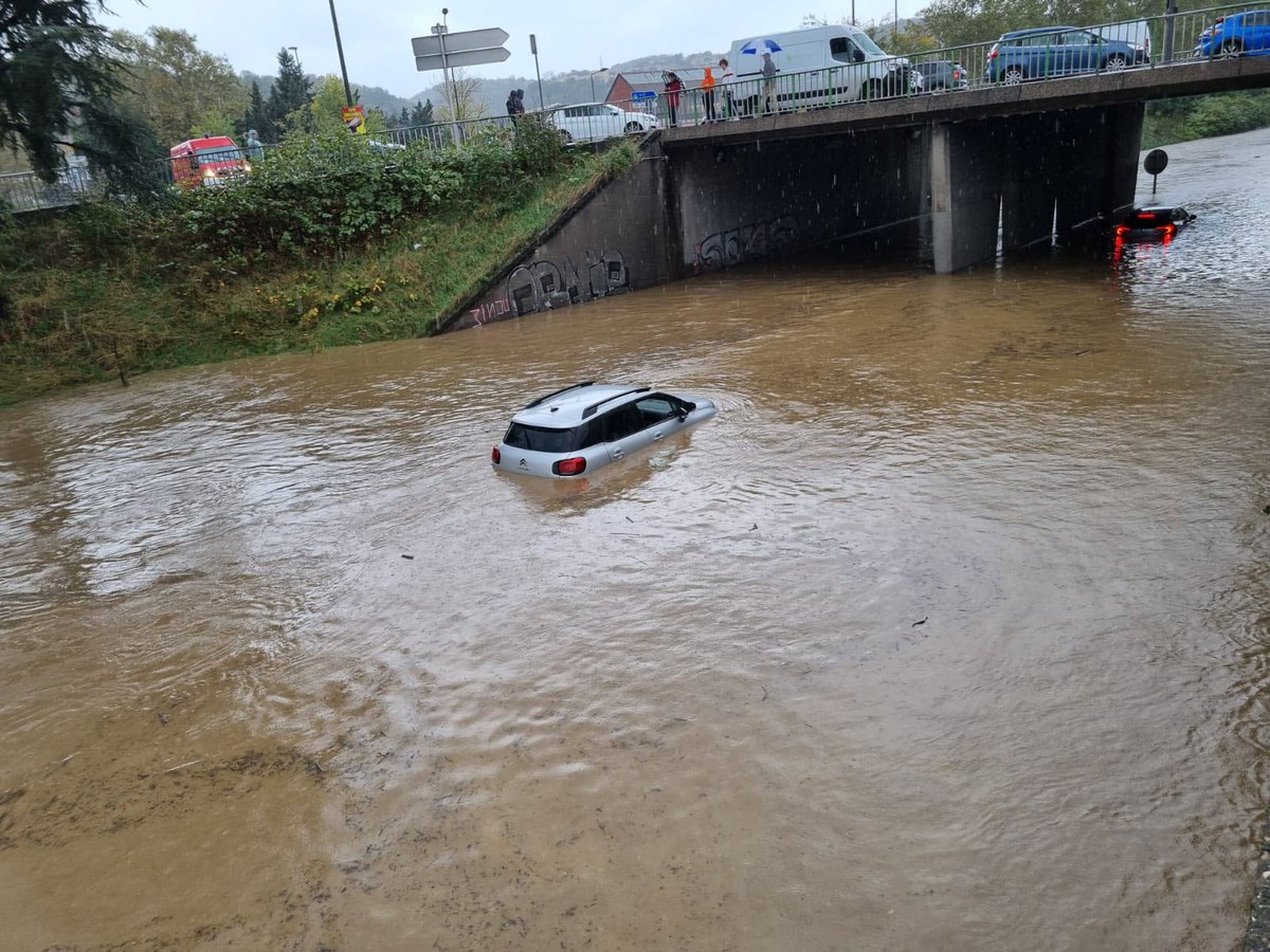 InfosFrancaises's tweet photo. INTEMPÉRIES : Des centaines de pompiers sont mobilisés dans le Rhône, annonce la préfecture.  L'autoroute A47 s’est littéralement transformée en fleuve. Les voitures abandonnées disparaissent sous les eaux. (Facebook - Marie Marya / Le Progrès) https://t.co/0AfPapykhQ