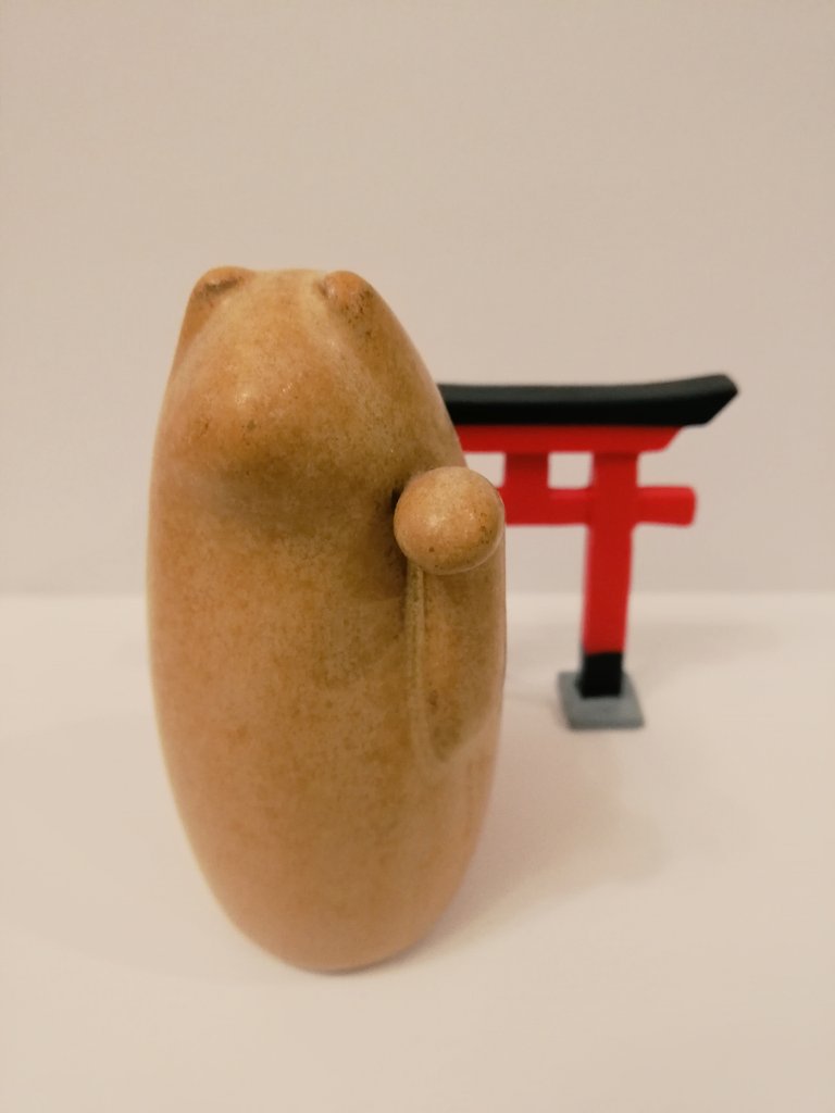 中川政七商店の陶器の招き猫
白、黒、赤など色もいろいろあり
招いてる手も金色のもありサイズも
いろいろあります。　
パッと見てひかれた茶を買いました。他の色も可愛いです。