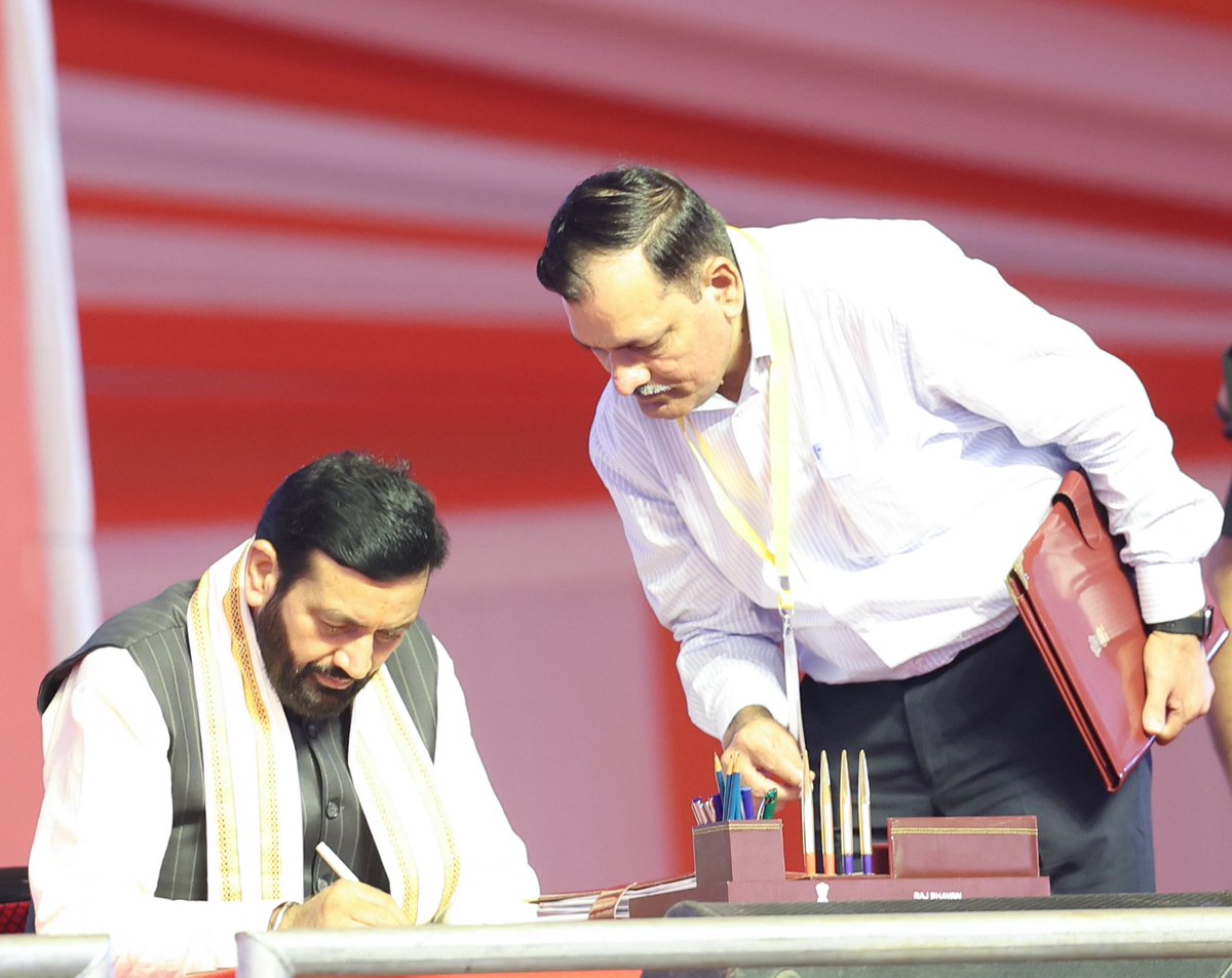 हरियाणा के मुख्यमंत्री पद की शपथ लेने पर नायब सिंह सैनी जी और उनके साथ मंत्री के रूप में शपथ लेने वाले सभी साथियों को बहुत-बहुत बधाई। यह टीम सुशासन और अनुभव का एक अद्भुत संगम है, जो यहां के लोगों के सपनों को साकार करने के साथ ही राज्य के विकास को एक नई ऊंचाई पर ले जाएगी।