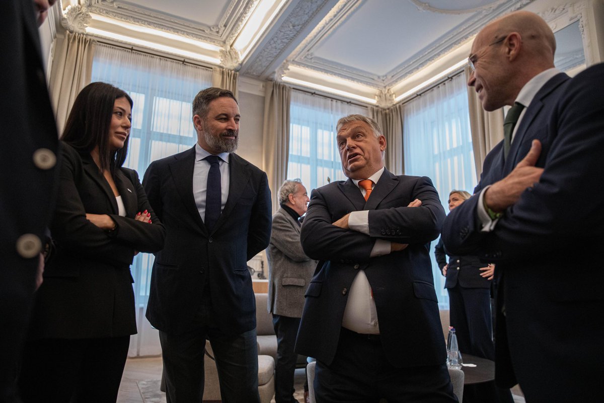 Santi_ABASCAL's tweet photo. Reunión del grupo #Patriots previa a la reunión del Consejo Europeo. @MLP_officiel @PM_ViktorOrban @geertwilderspvv @matteosalvinimi @AndrejBabis @latinopoulou @tomvangrieken 
Coincidencia total frente a la invasión migratoria y frente al federalismo de las élites de Bruselas. https://t.co/sgsfrKIgz0