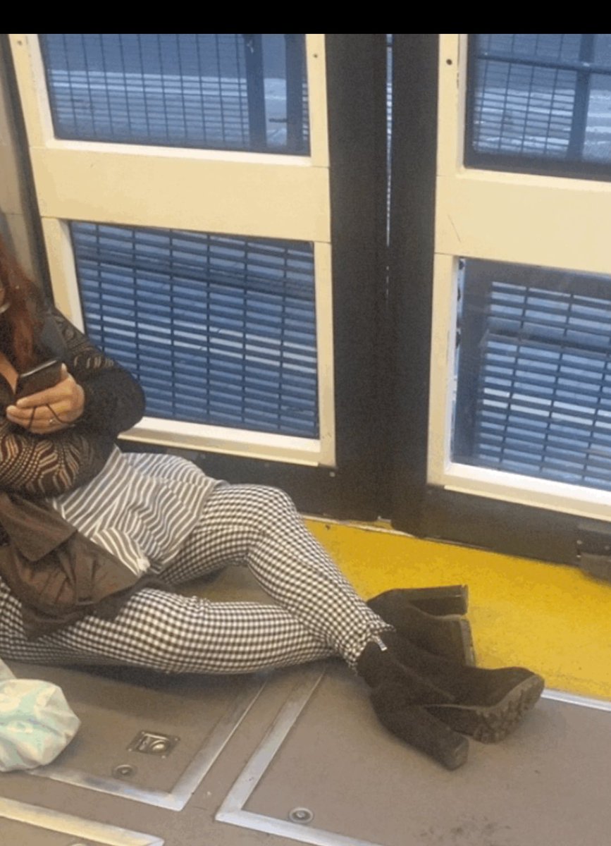 ADRIANUSKA184's tweet photo. Que onda con las que vienen en el piso y estorban van 3 personas así a lo largo del metrobus @MetrobCDMX us https://t.co/L3BNBBjNGd
