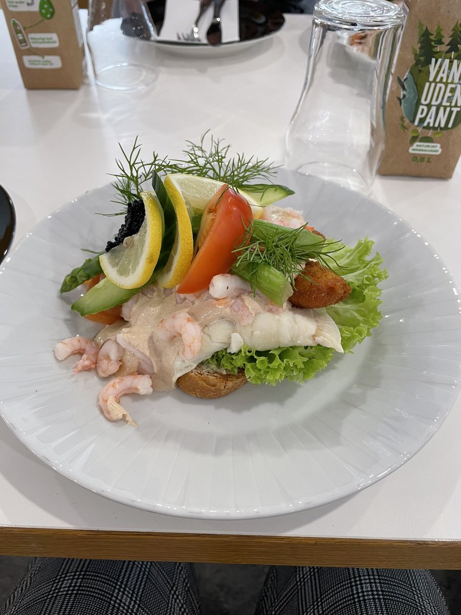 Canadian section of @EuropSocEM #EUSEM2024 meeting to discuss differences in nutritional requirements of EM physicians.  Thanks to Dr. Mats Lindbergh at Sygehus Sønderjylland for the amazing tour of your ED!